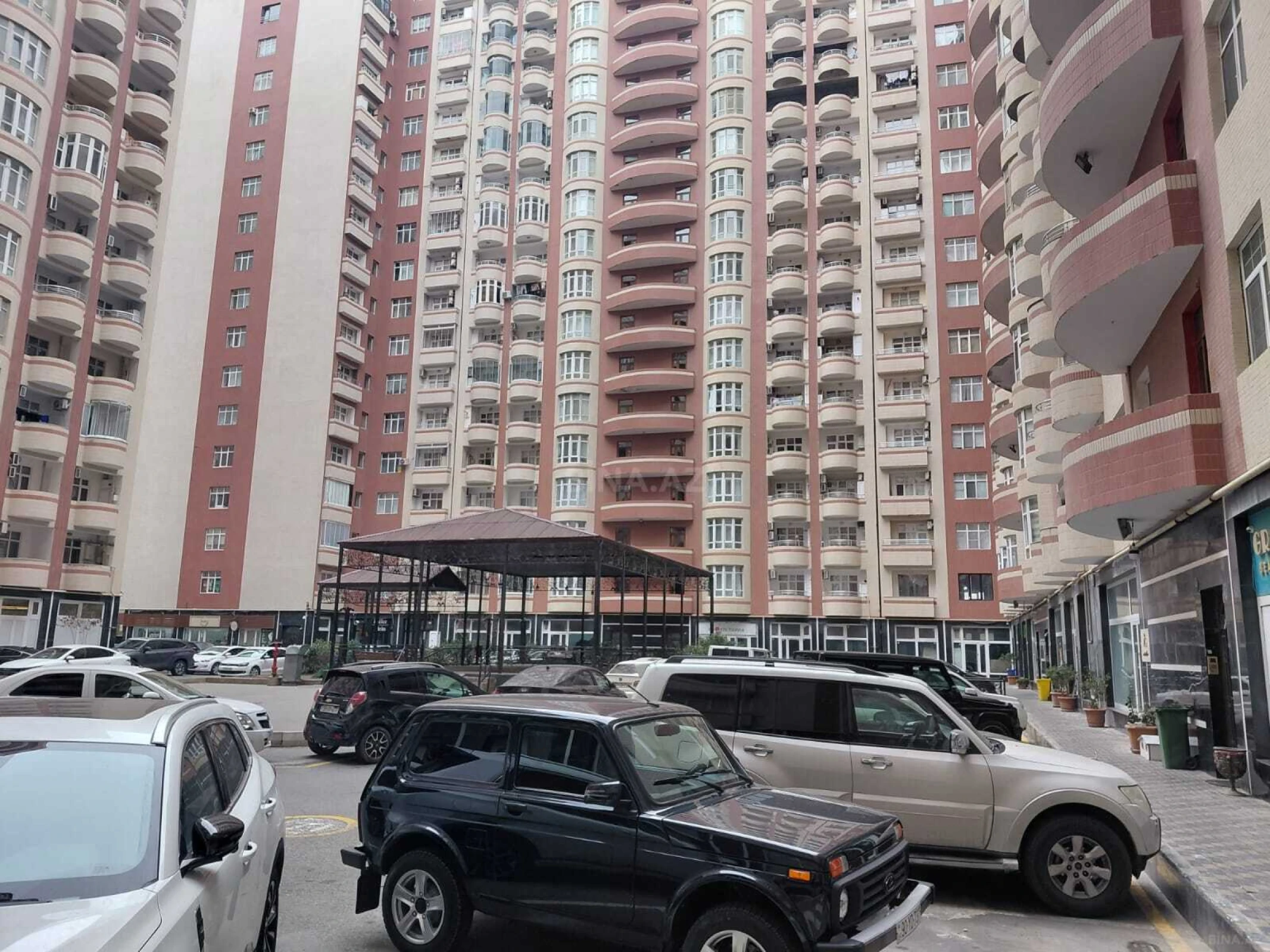 Satılır 4 otaqlı mənzil 170 m²