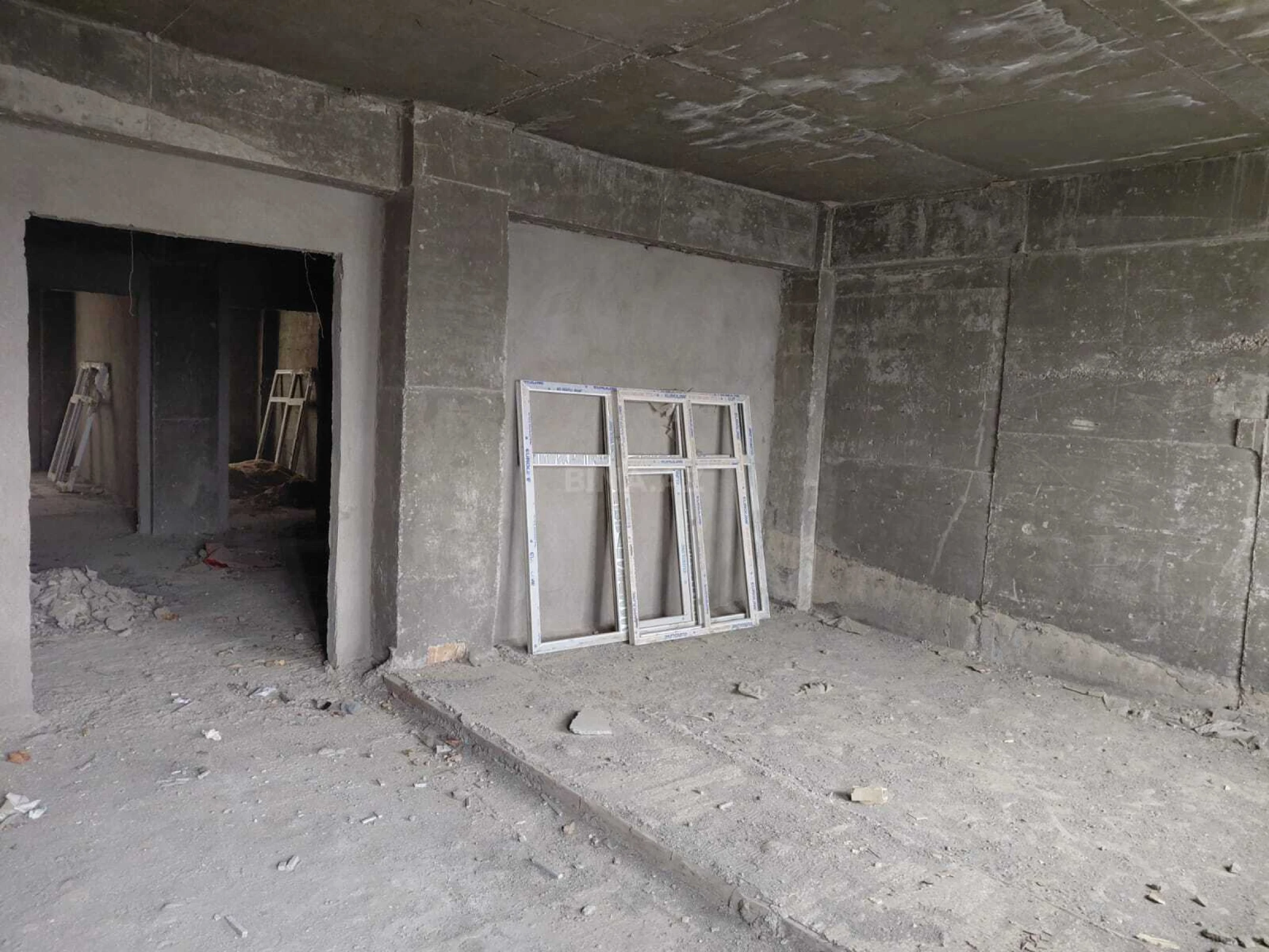 Satılır 4 otaqlı mənzil 170 m²