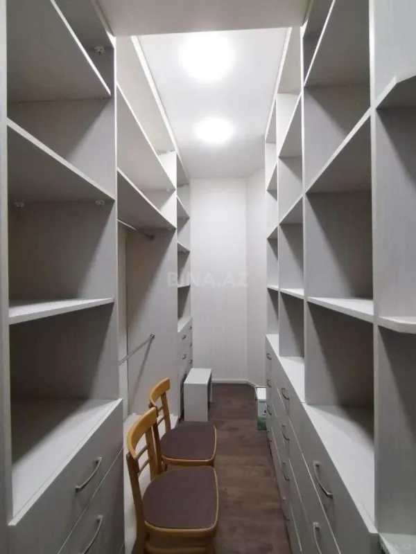 Satılır 4 otaqlı mənzil 176 m²