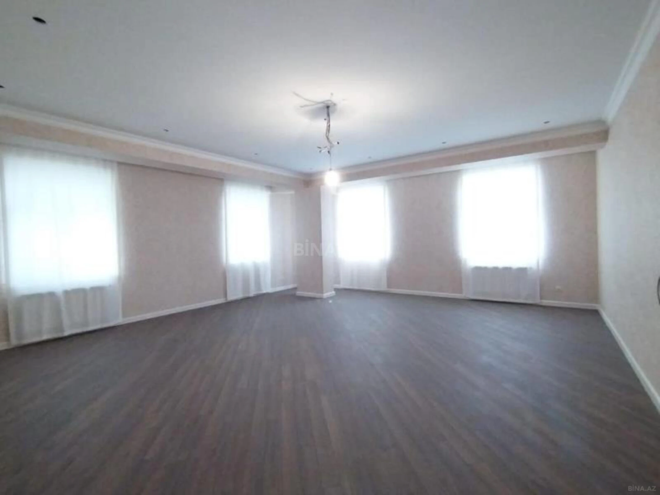Satılır 4 otaqlı mənzil 176 m²