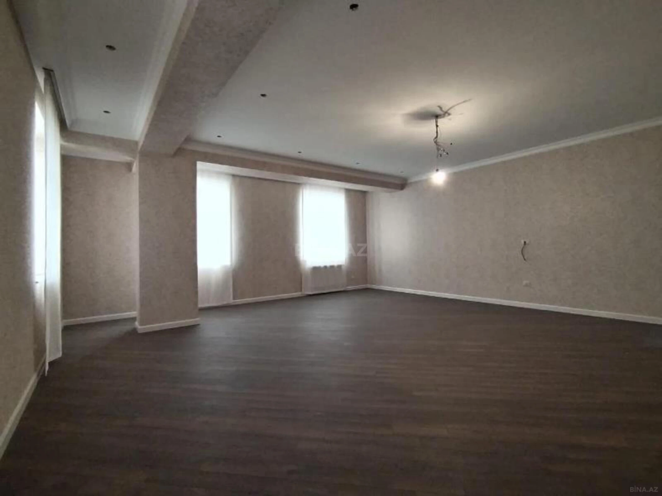 Satılır 4 otaqlı mənzil 176 m²