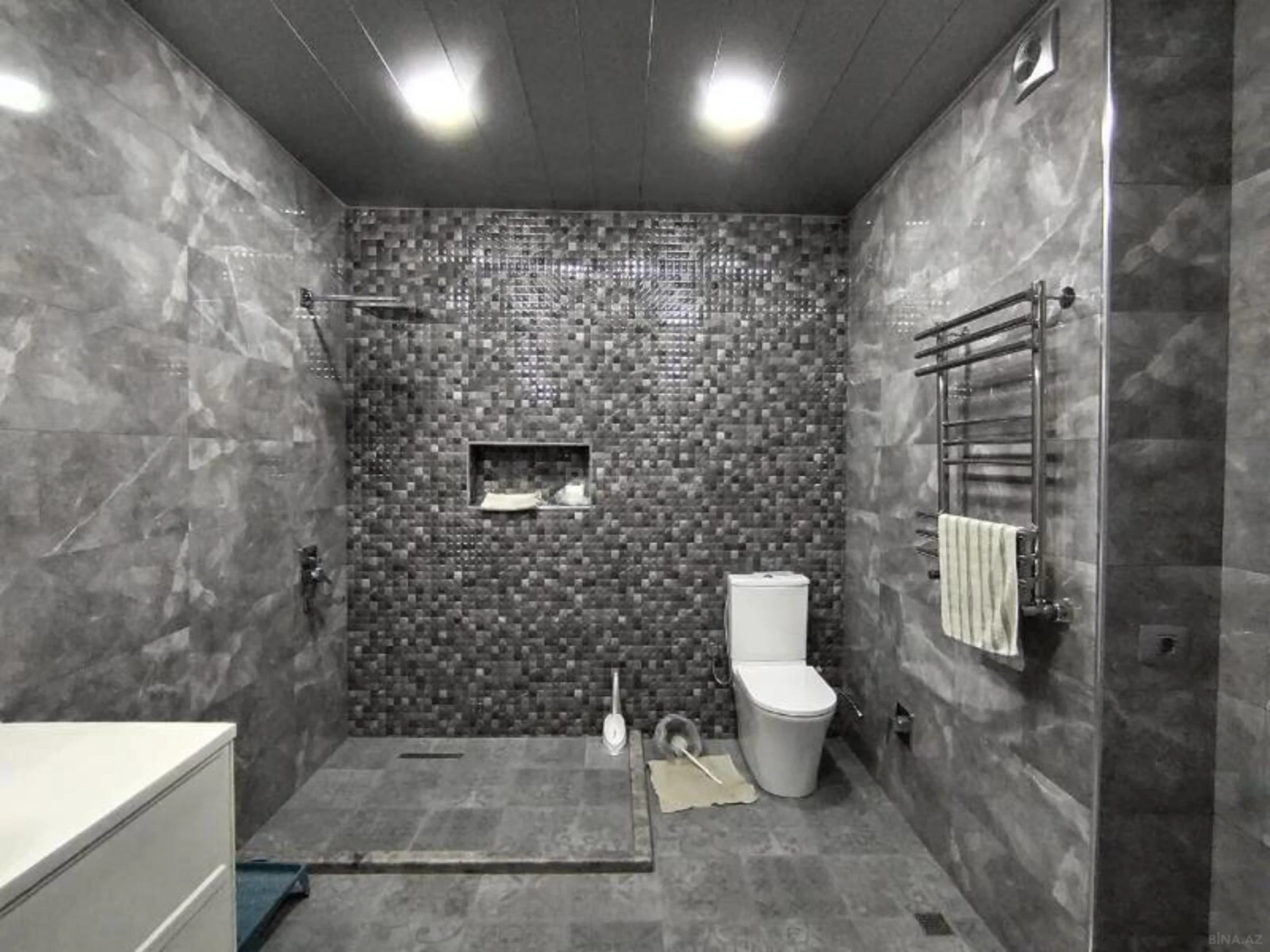 Satılır 4 otaqlı mənzil 176 m²