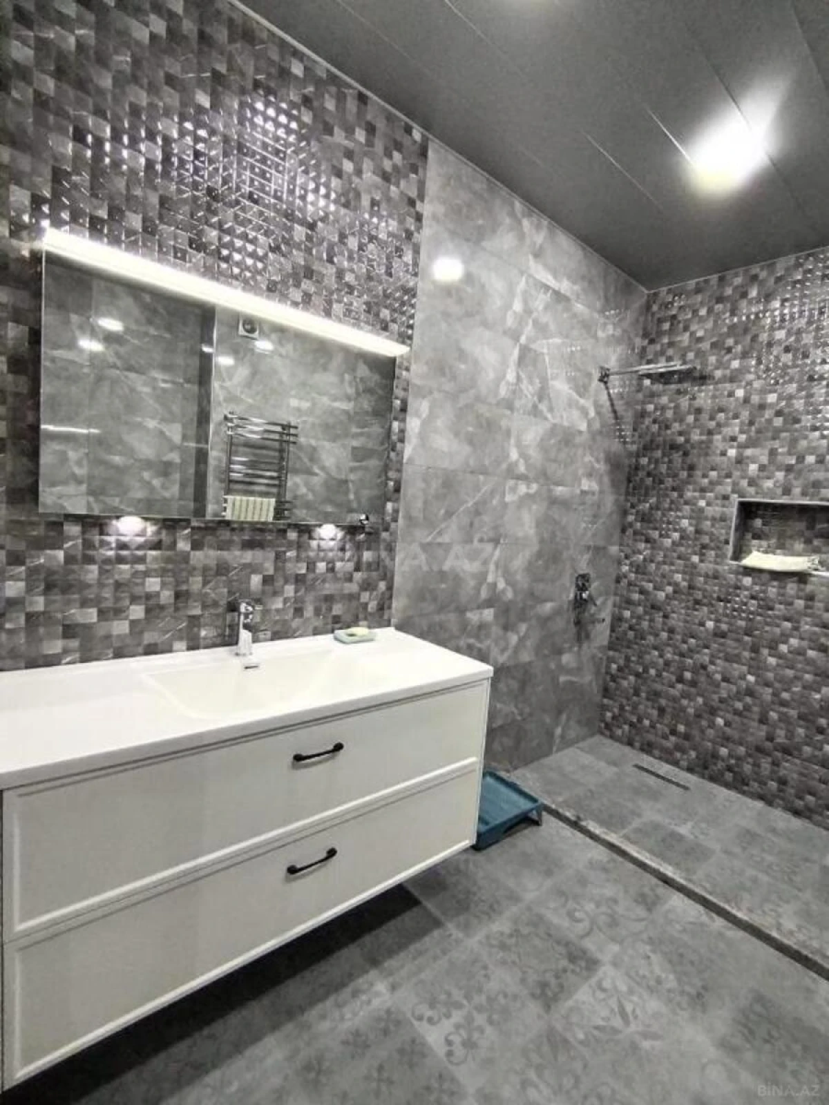 Satılır 4 otaqlı mənzil 176 m²