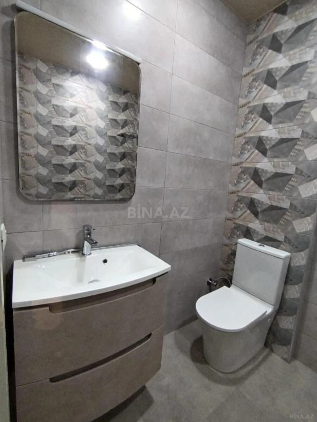 Satılır 4 otaqlı mənzil 176 m²