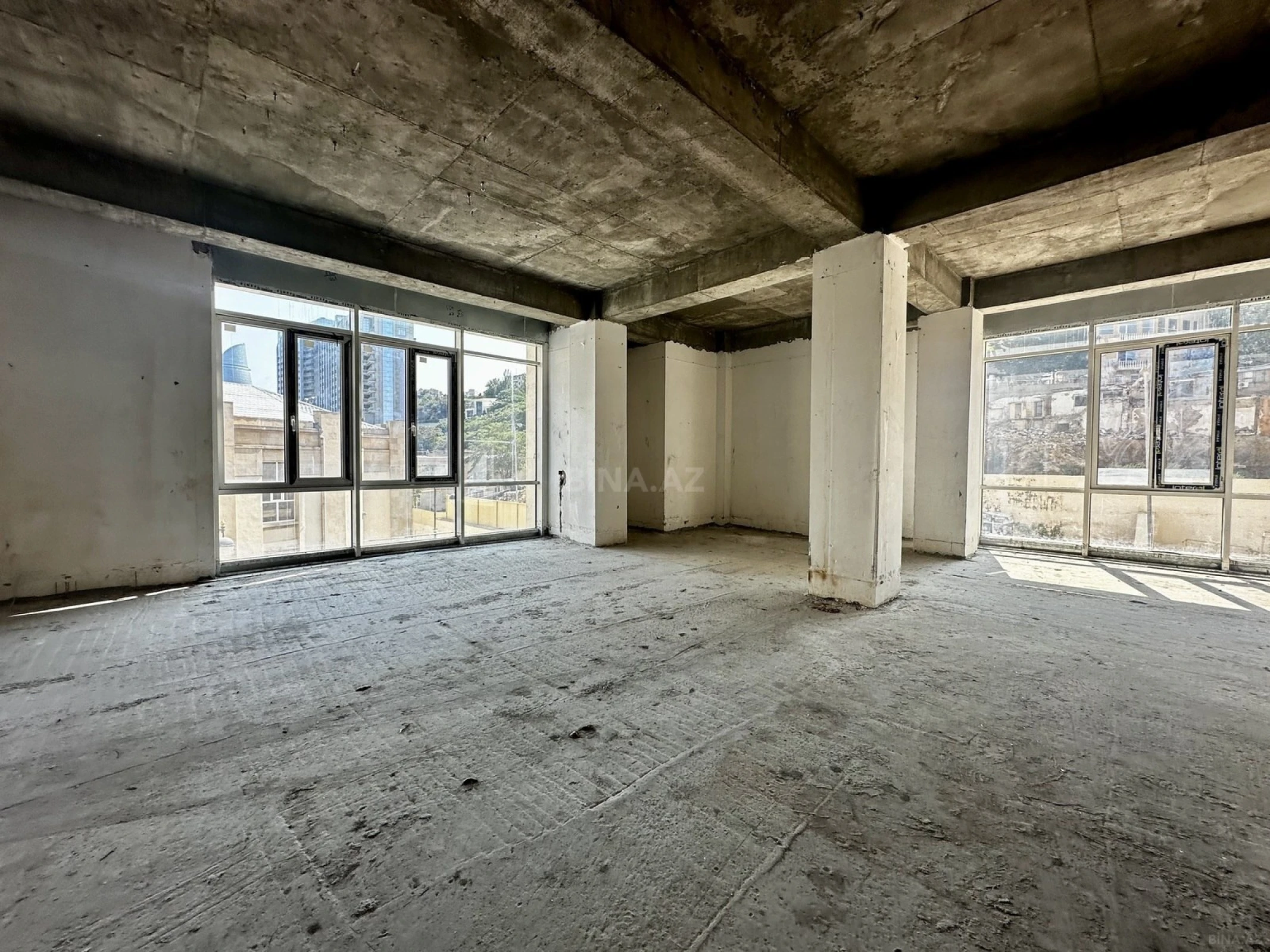 Satılır 4 otaqlı mənzil 232 m²