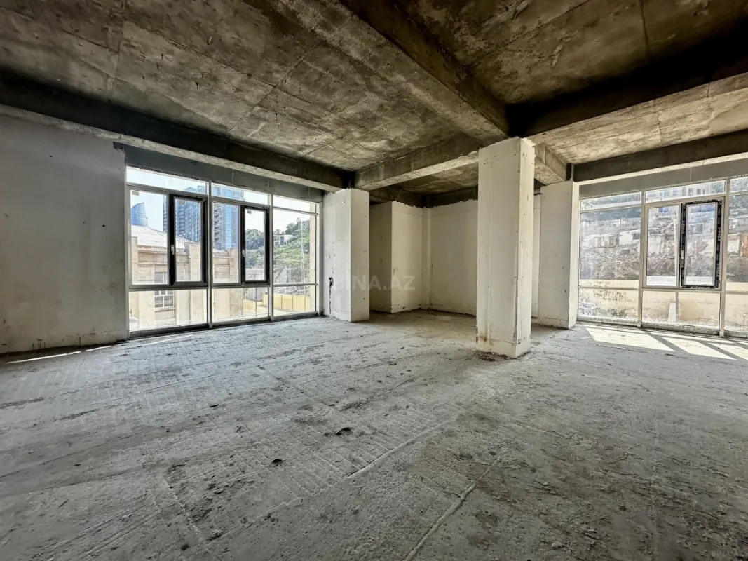 Satılır 4 otaqlı mənzil 232 m²