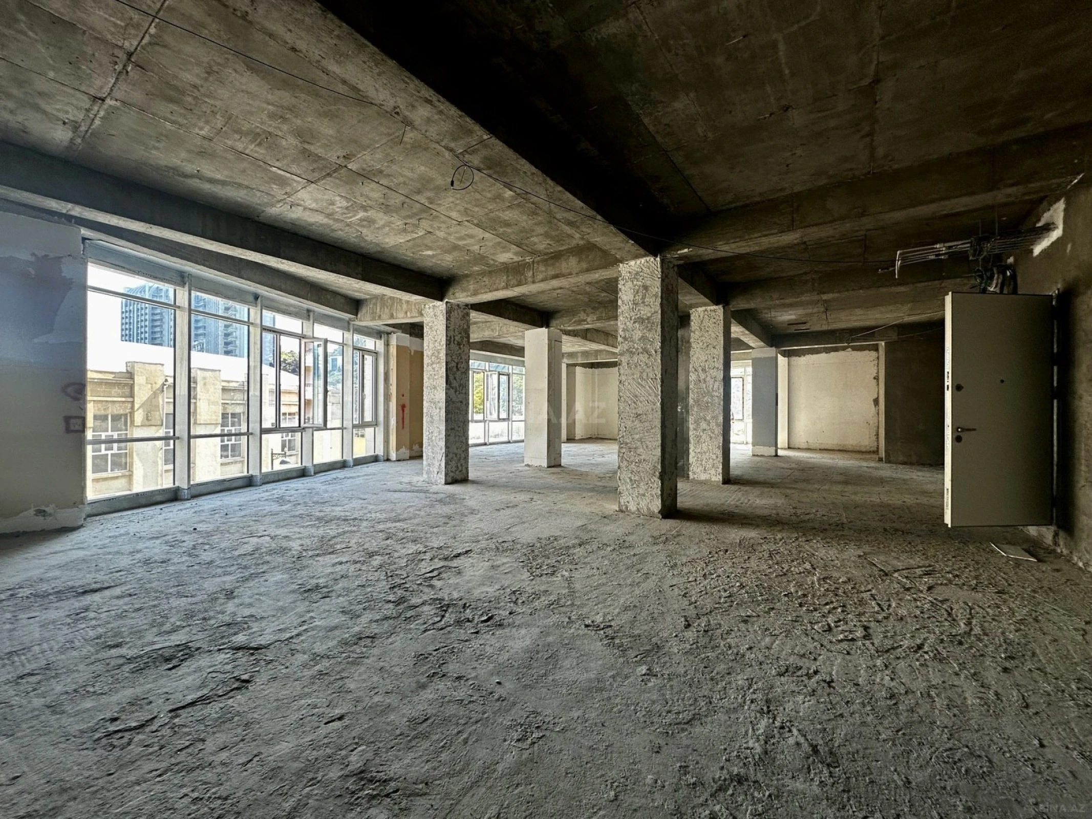 Satılır 4 otaqlı mənzil 232 m²