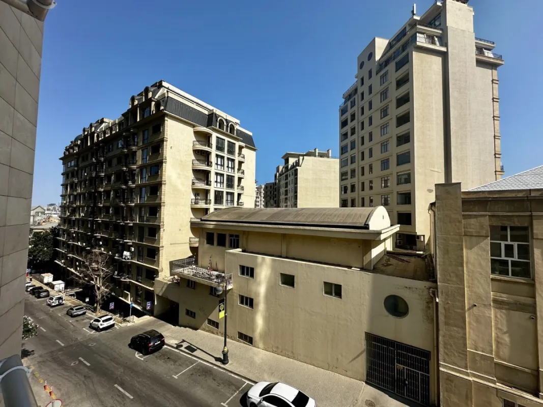 Satılır 4 otaqlı mənzil 232 m²