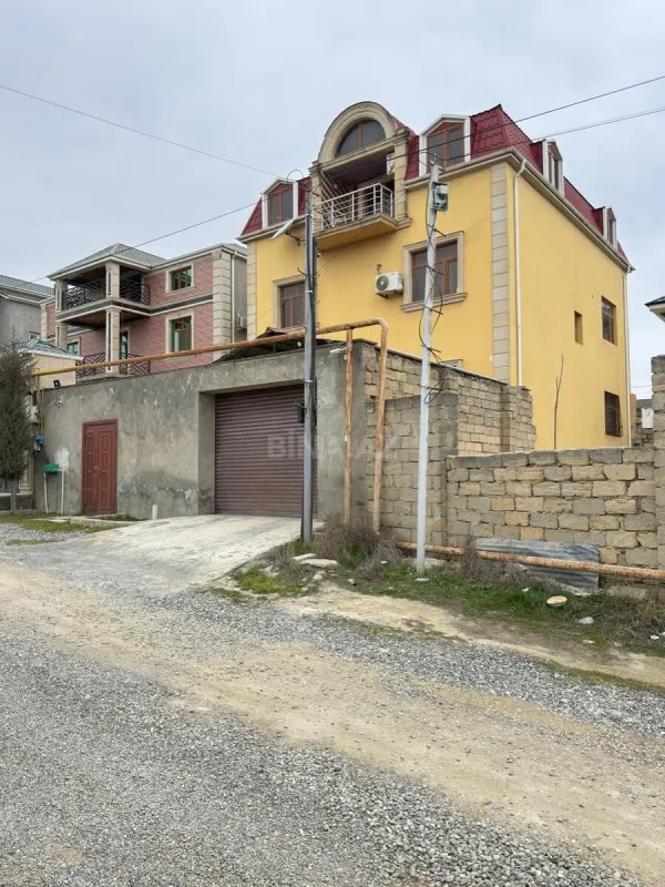 Satılır 7 otaqlı həyət evi 330 m²