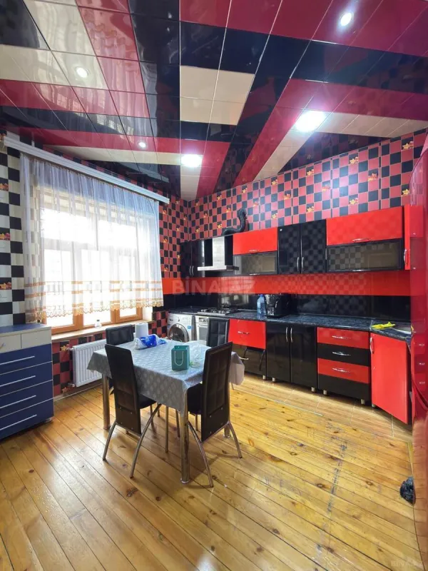 Satılır 7 otaqlı həyət evi 330 m²