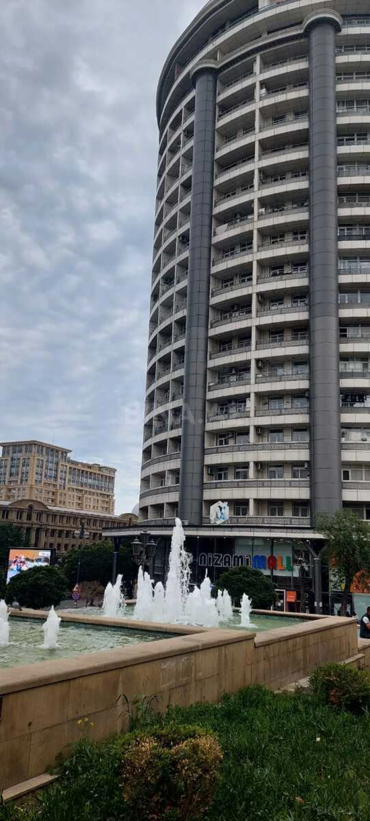 Satılır 3 otaqlı mənzil 165 m²