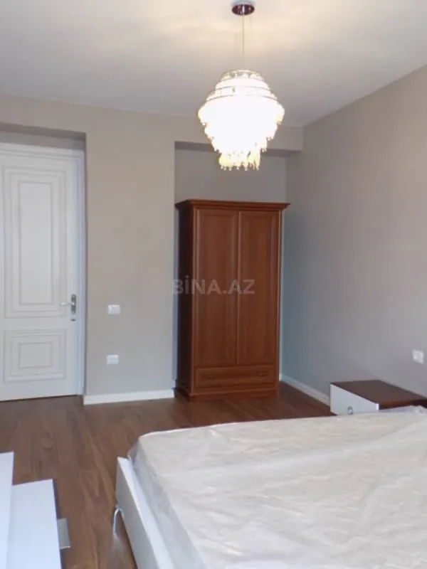 Kirayə verilir 4 otaqlı mənzil 160 m²