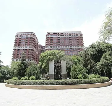 Satılır 4 otaqlı mənzil 190 m²