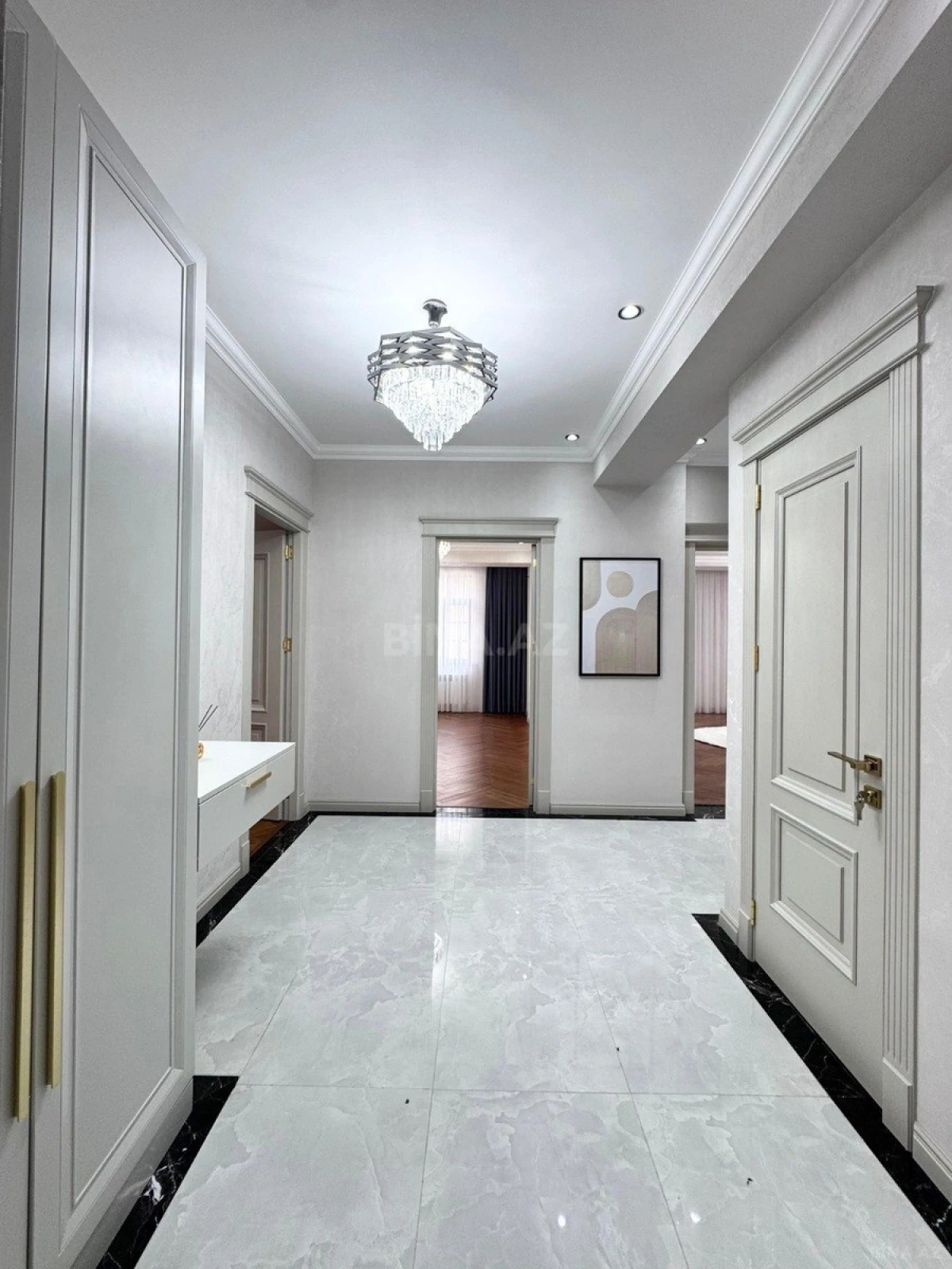 Satılır 3 otaqlı mənzil 139 m²