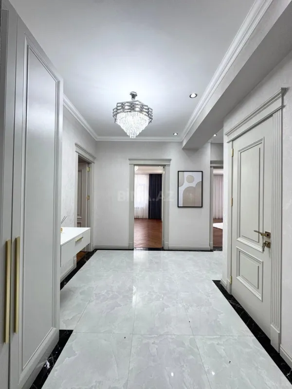 Satılır 3 otaqlı mənzil 139 m²