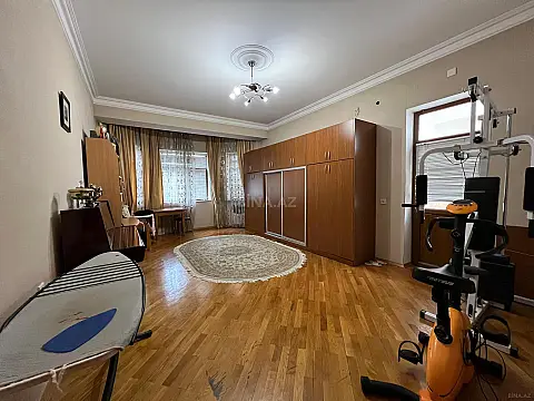 Satılır 4 otaqlı mənzil 195 m²