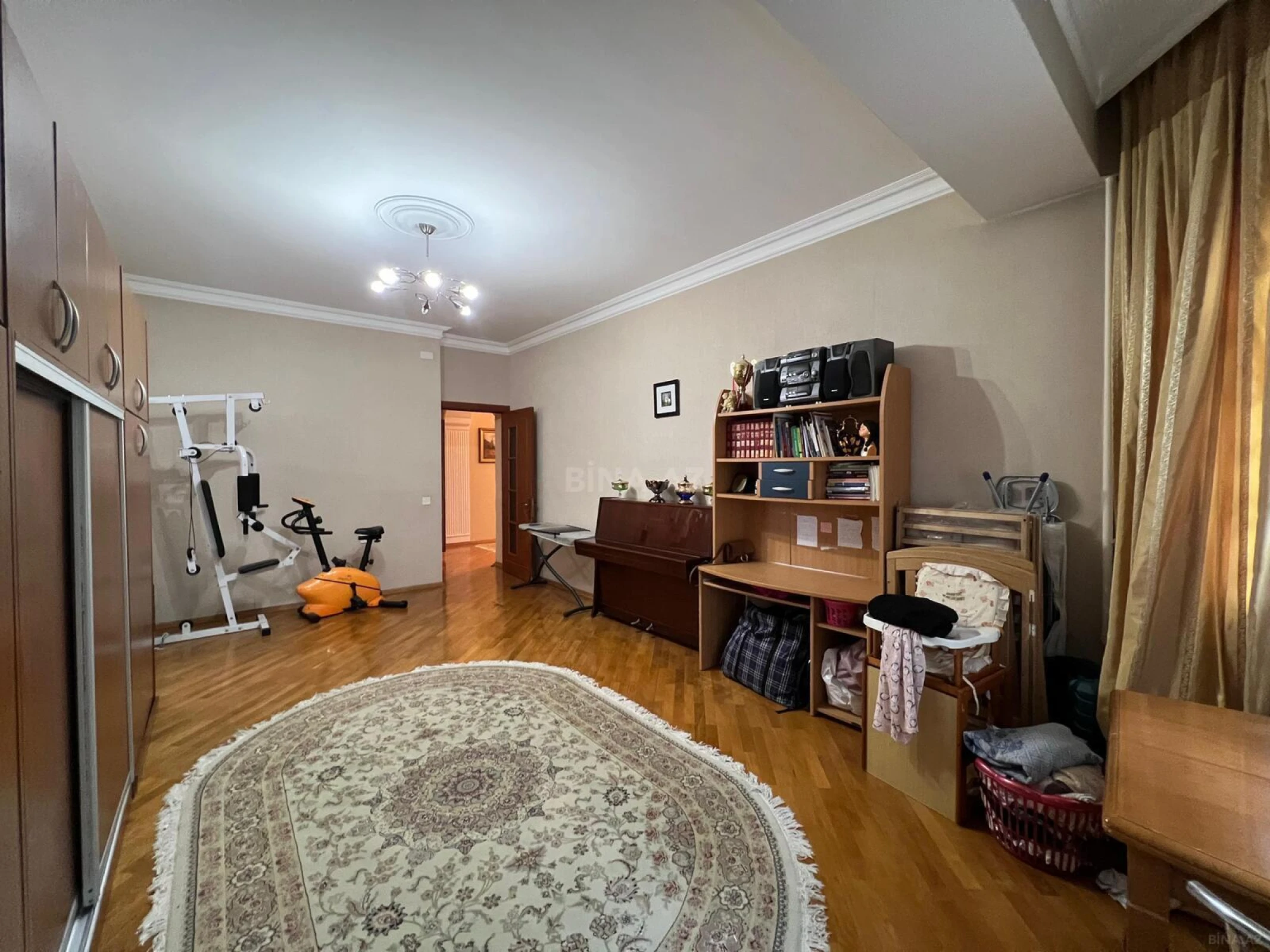 Satılır 4 otaqlı mənzil 195 m²