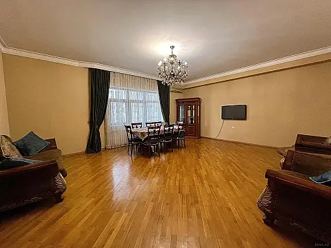 Satılır 4 otaqlı mənzil 195 m²