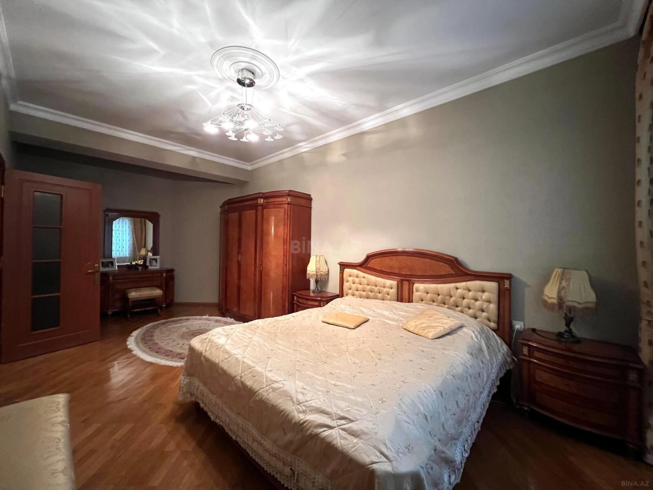 Satılır 4 otaqlı mənzil 195 m²