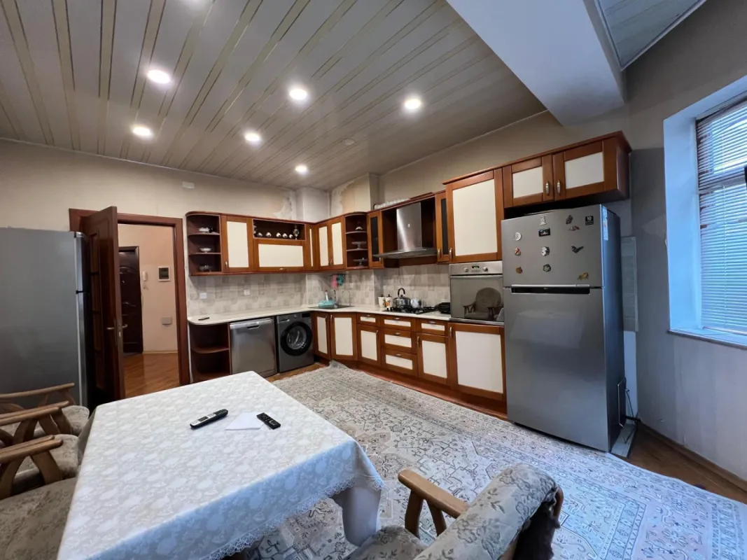 Satılır 4 otaqlı mənzil 195 m²