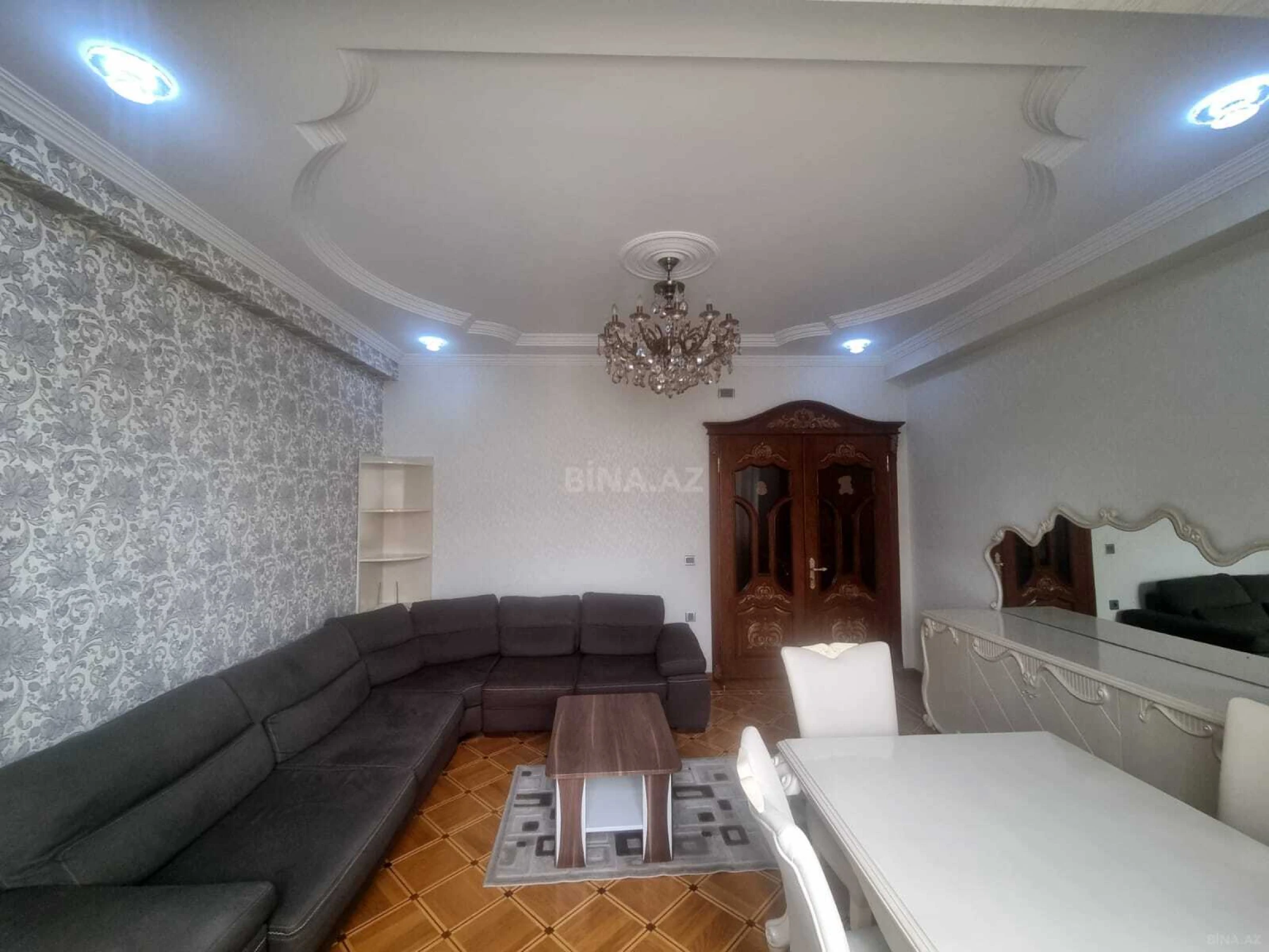 Kirayə verilir 2 otaqlı mənzil 81 m²