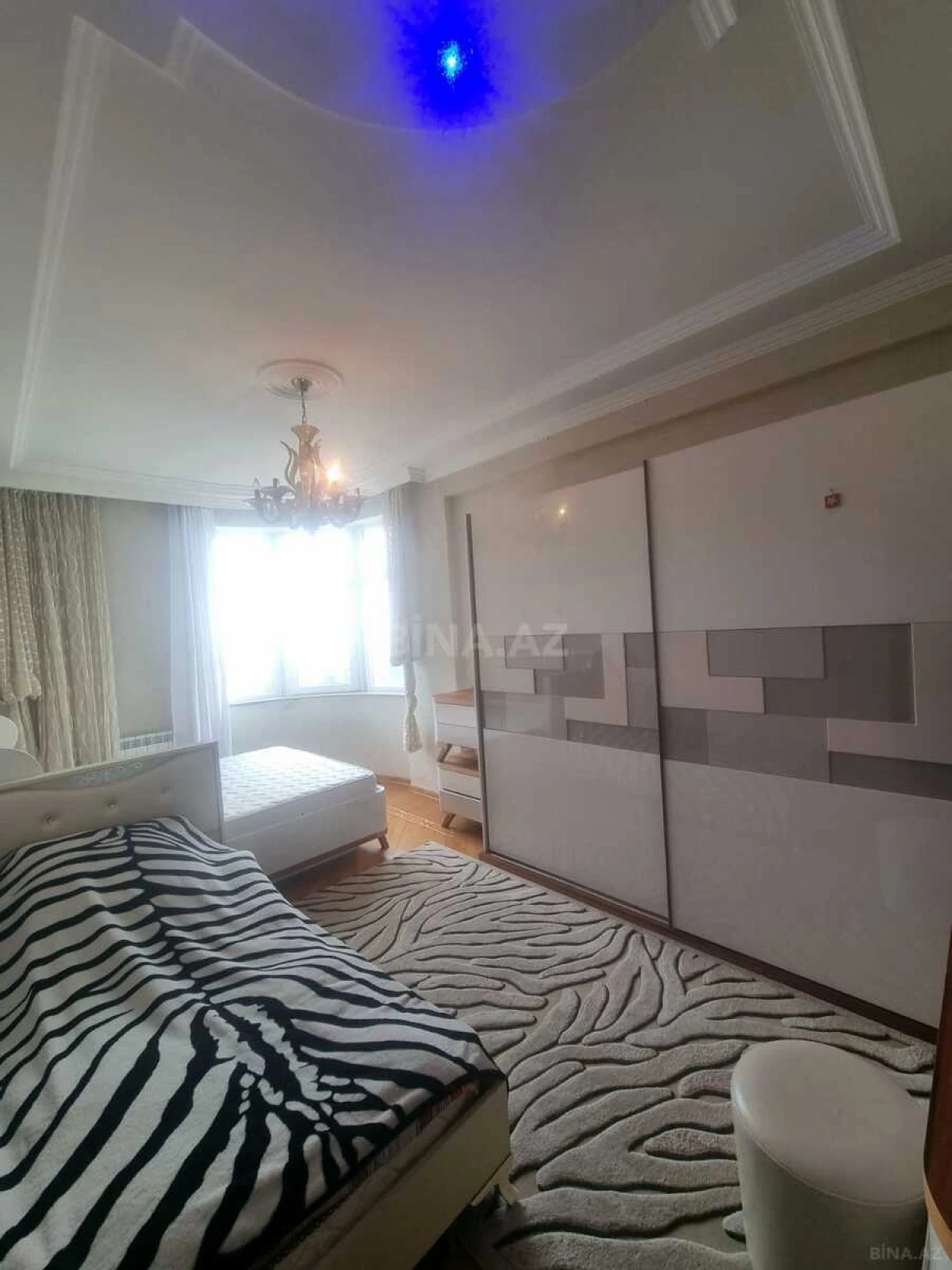 Kirayə verilir 2 otaqlı mənzil 81 m²