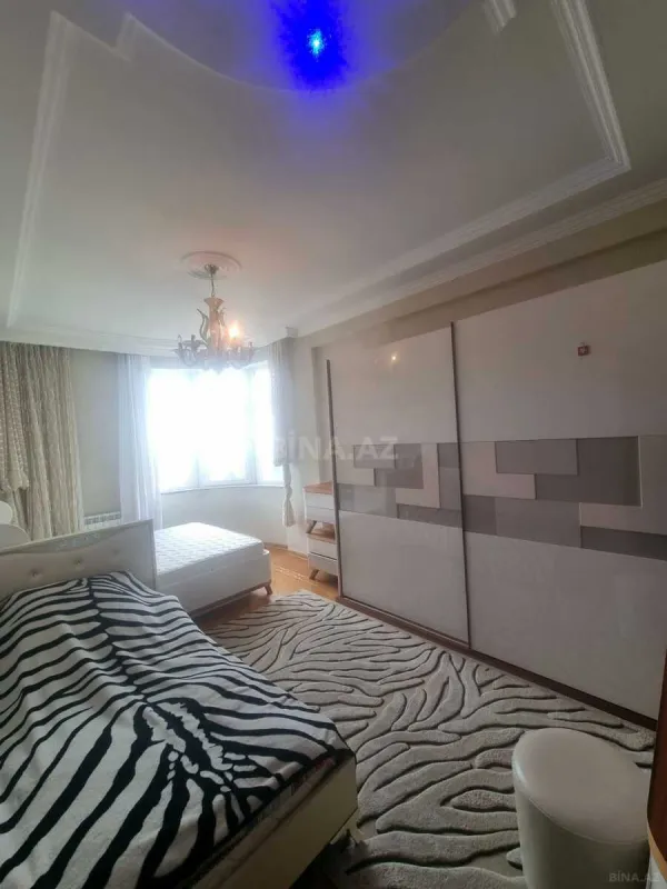 Kirayə verilir 2 otaqlı mənzil 81 m²
