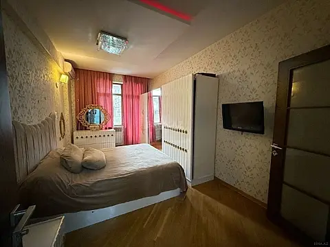 Satılır 3 otaqlı mənzil 169 m²