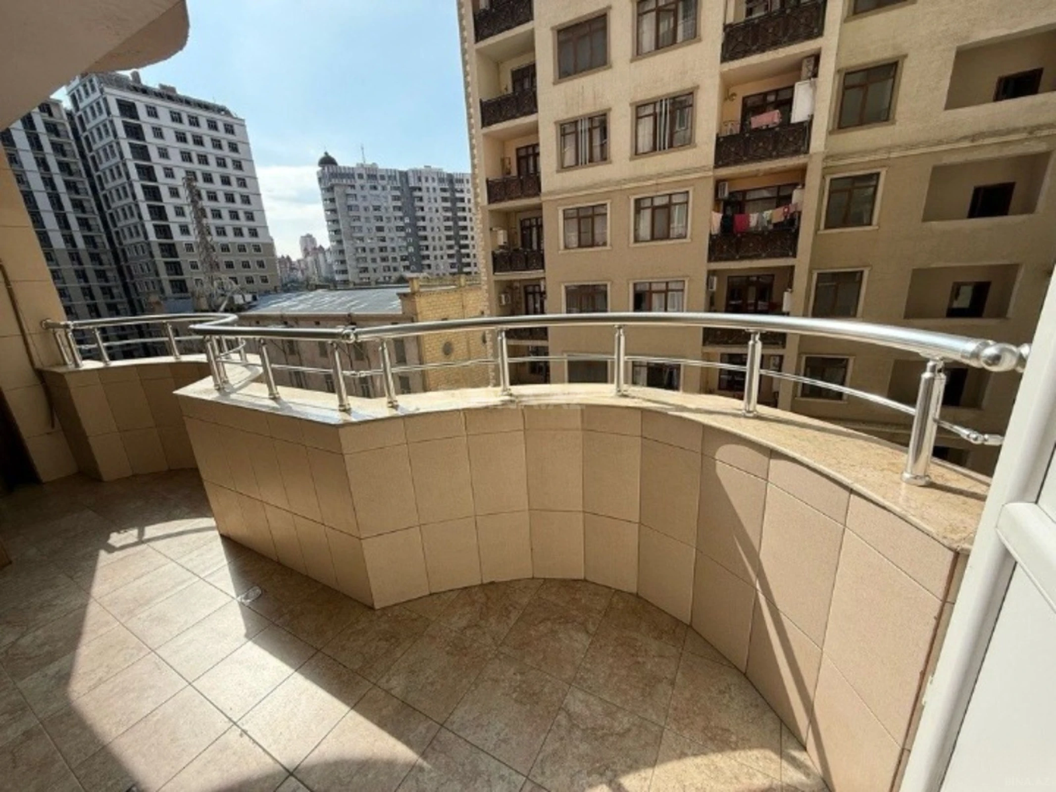 Satılır 3 otaqlı mənzil 169 m²