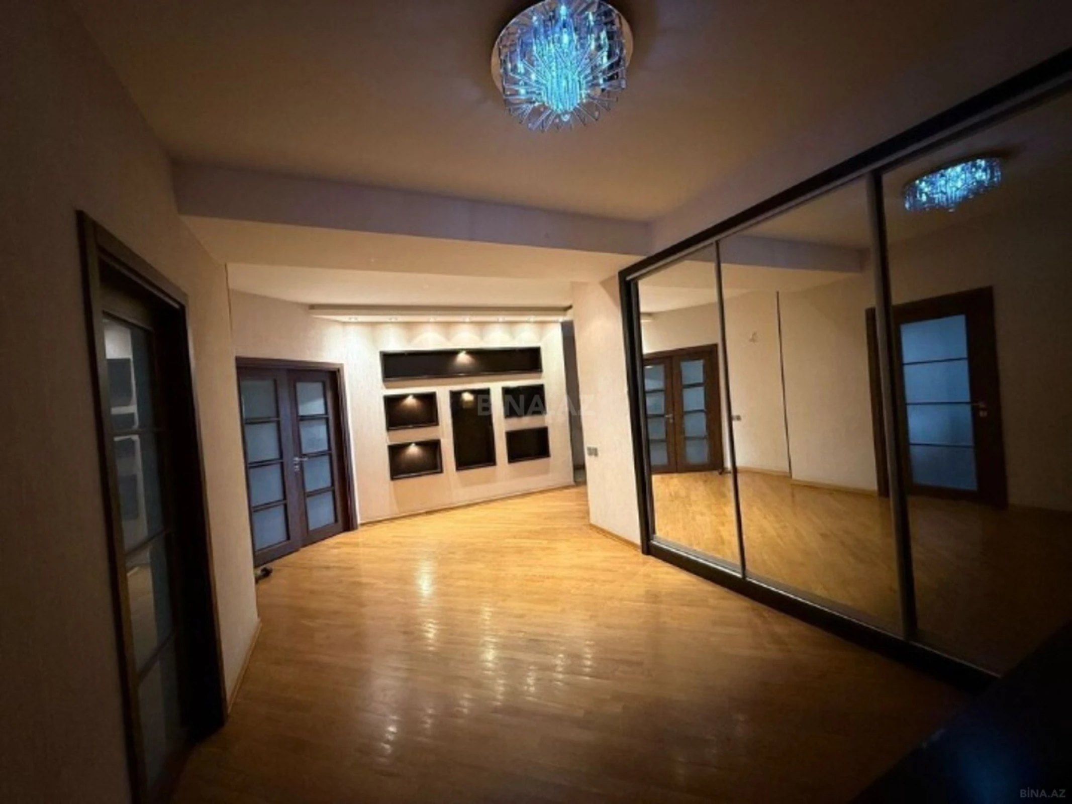 Satılır 3 otaqlı mənzil 169 m²