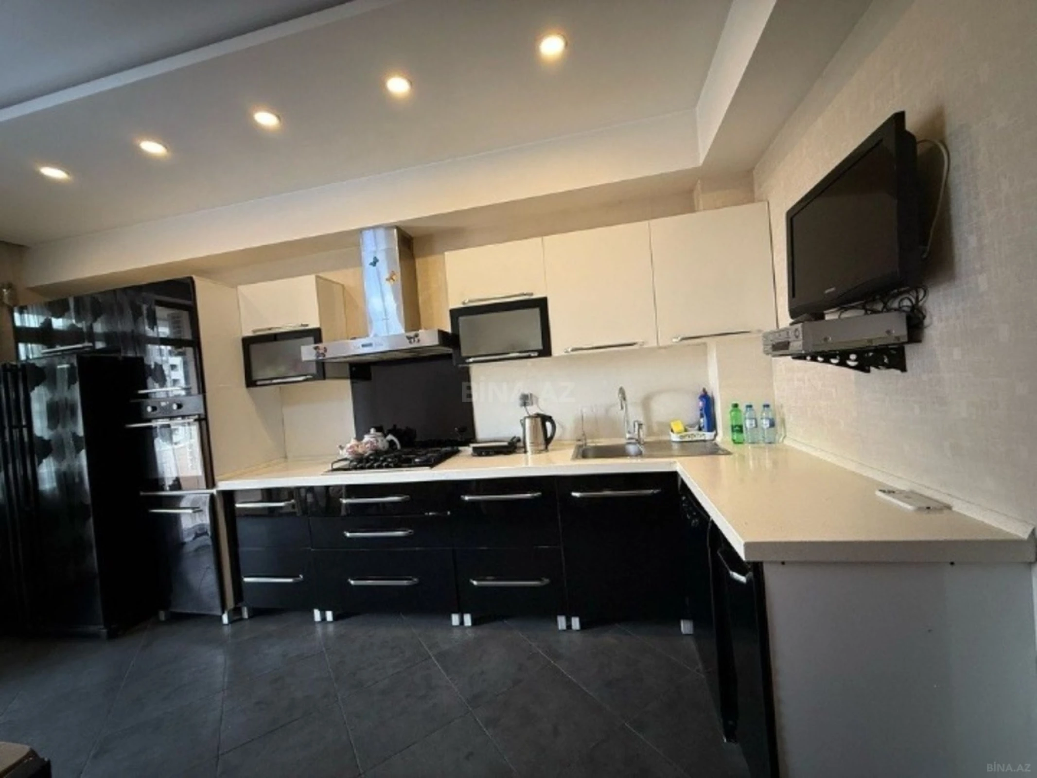 Satılır 3 otaqlı mənzil 169 m²