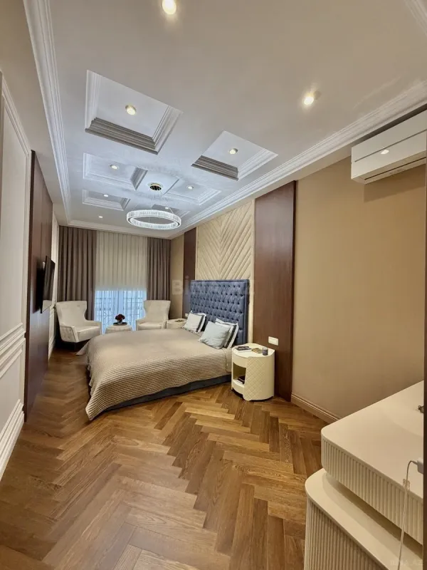 Satılır 7 otaqlı mənzil 285 m²