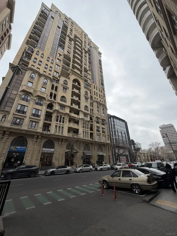 Satılır 7 otaqlı mənzil 285 m²