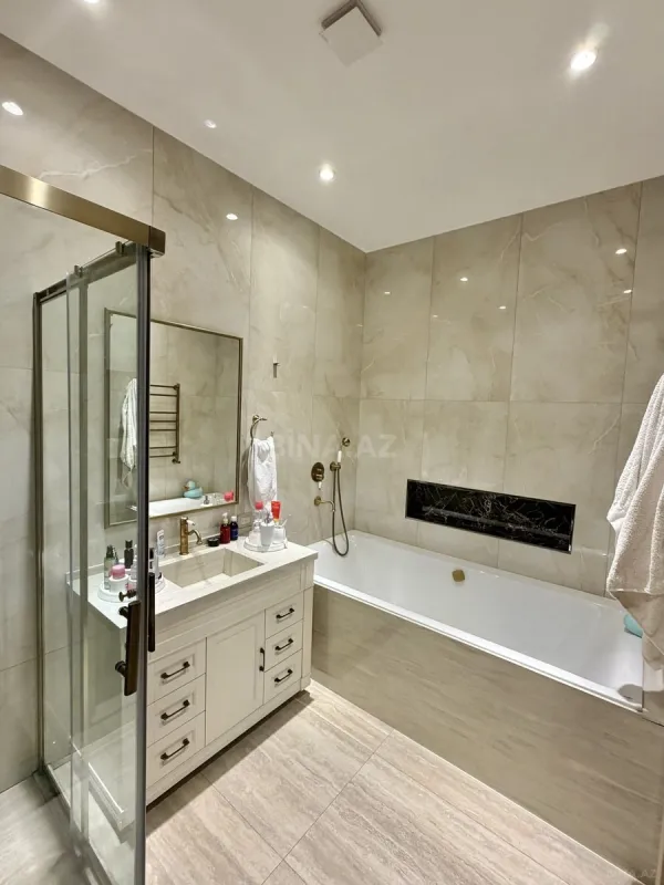 Satılır 7 otaqlı mənzil 285 m²