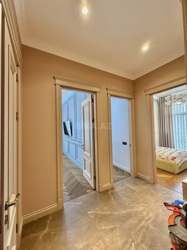 Satılır 7 otaqlı mənzil 285 m²
