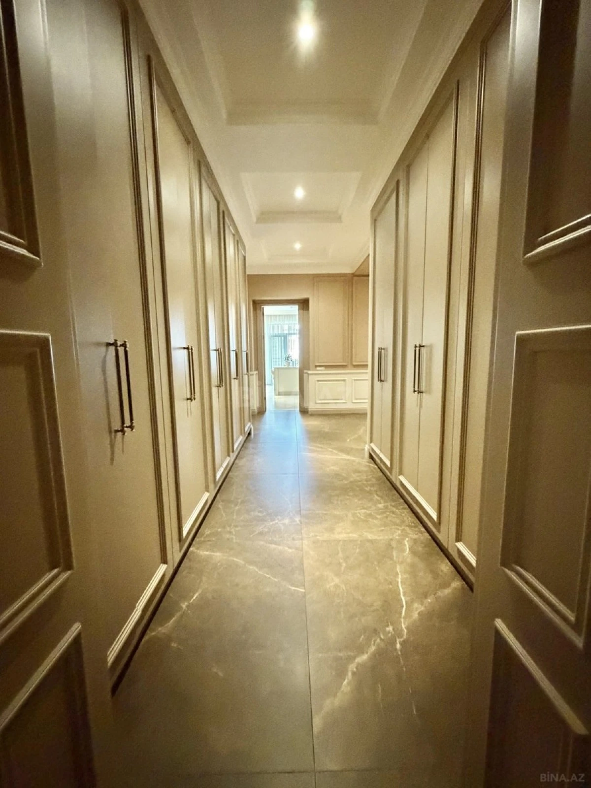 Satılır 7 otaqlı mənzil 285 m²