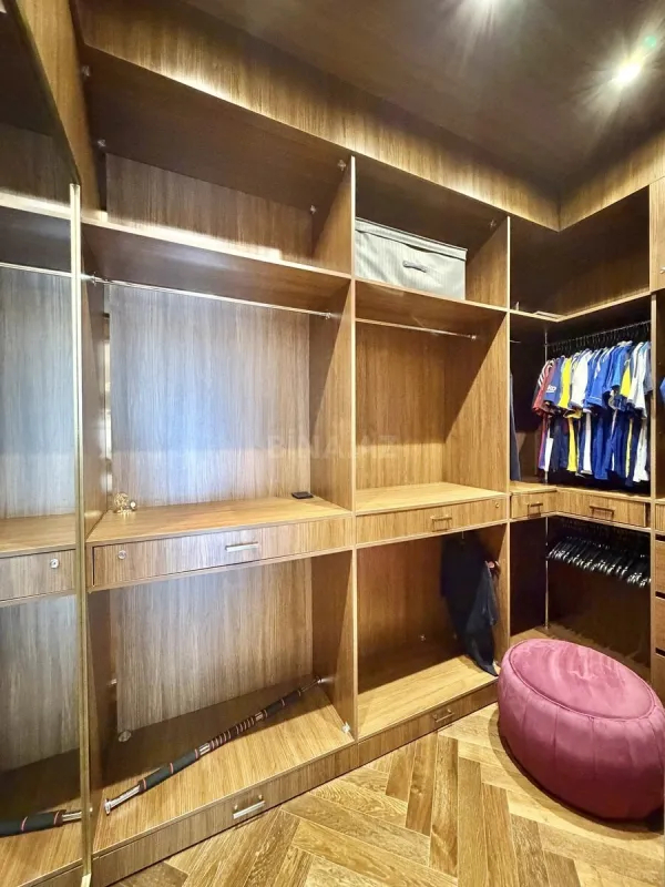 Satılır 7 otaqlı mənzil 285 m²