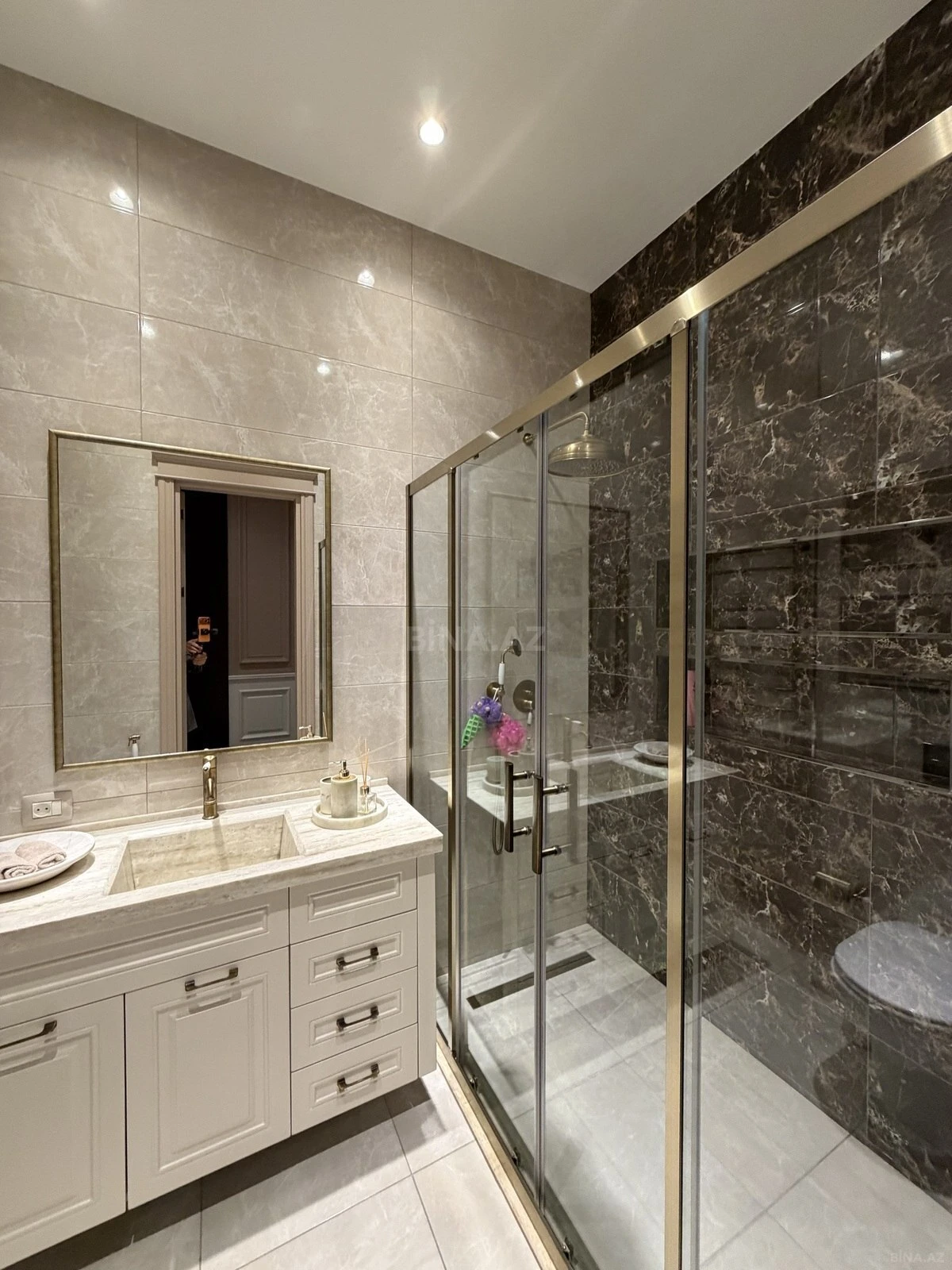 Satılır 7 otaqlı mənzil 285 m²