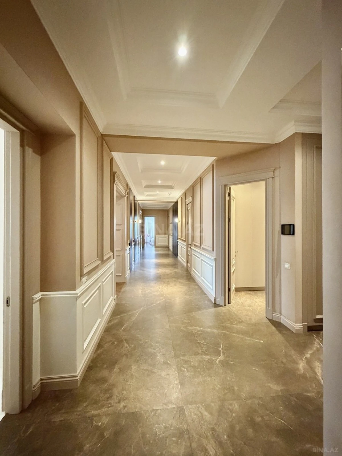 Satılır 7 otaqlı mənzil 285 m²