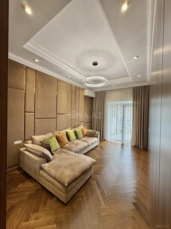 Satılır 7 otaqlı mənzil 285 m²