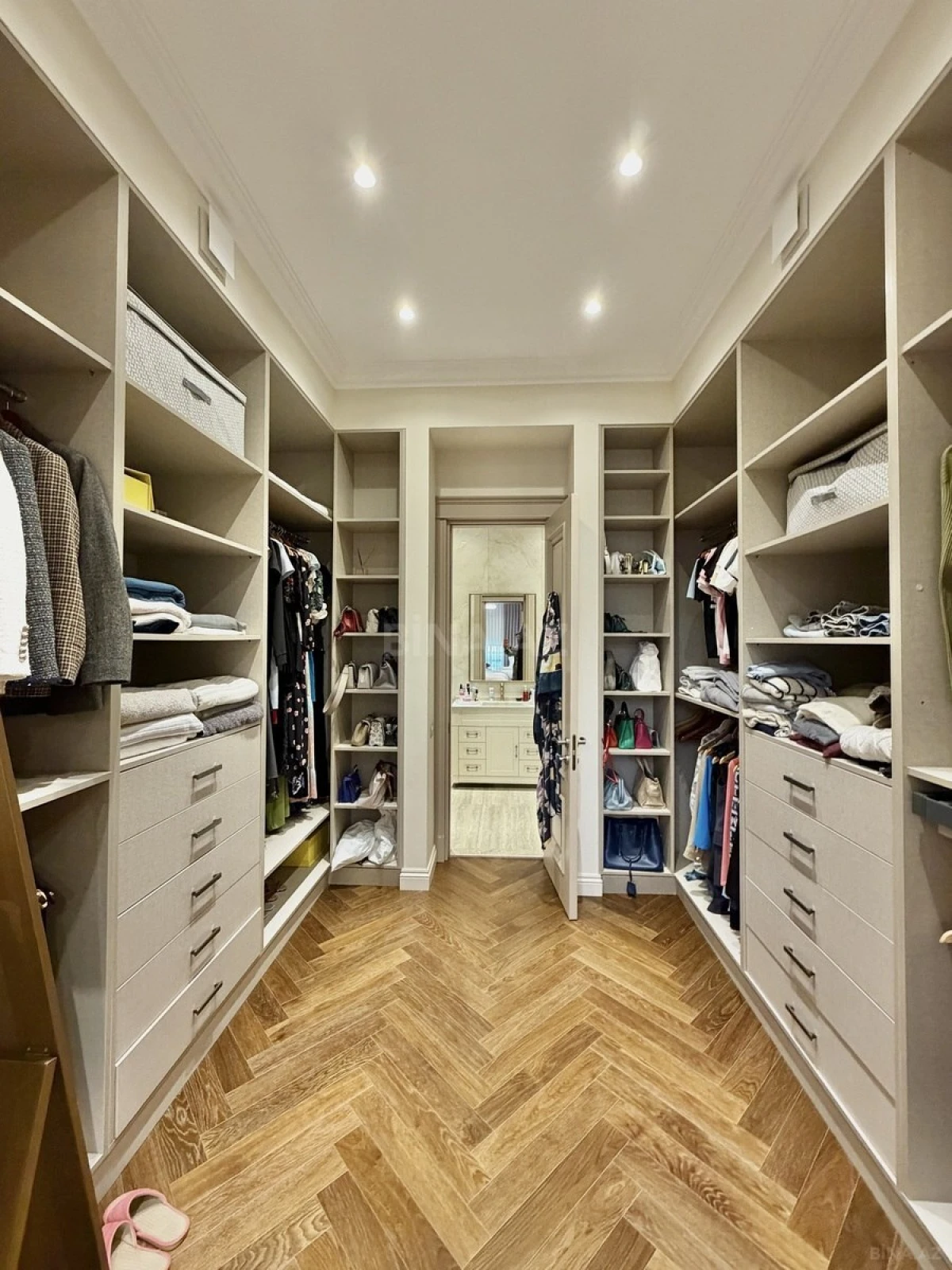 Satılır 7 otaqlı mənzil 285 m²