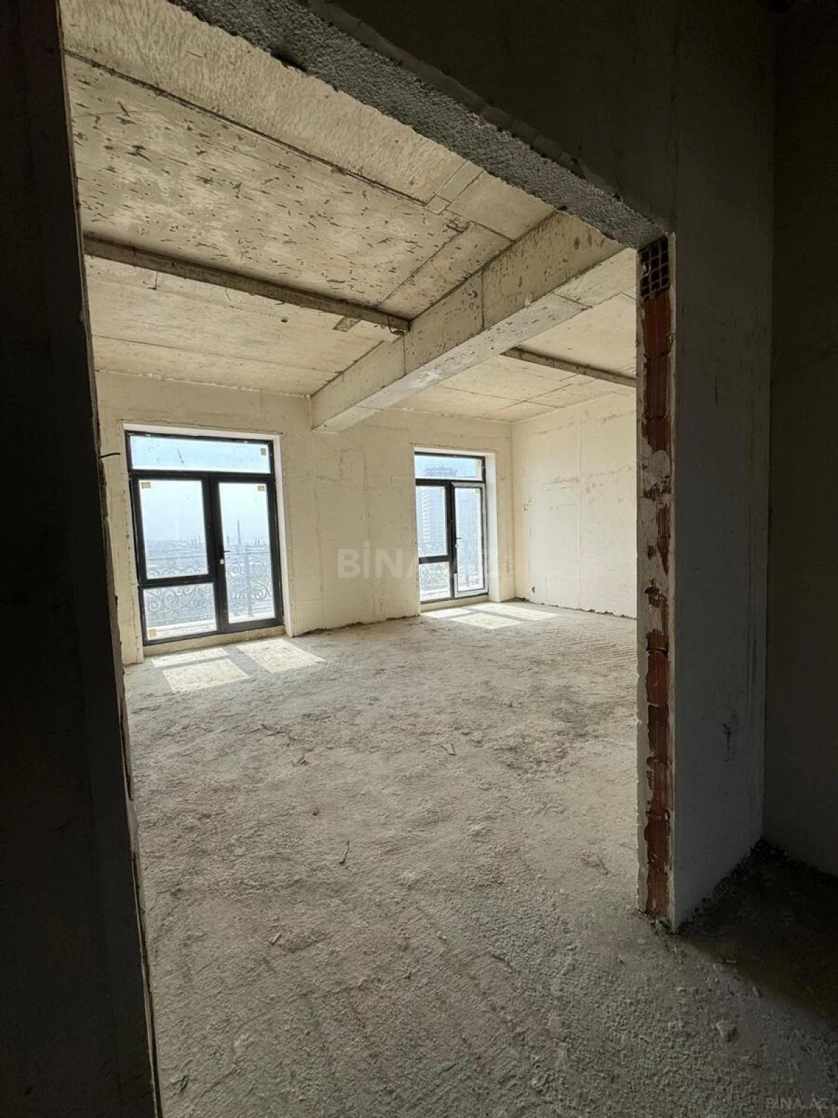 Satılır 3 otaqlı mənzil 135 m²