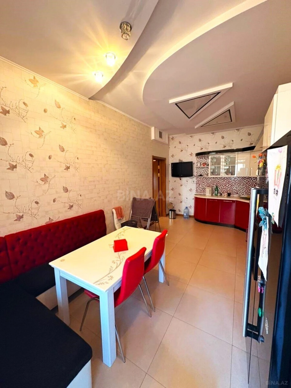Satılır 4 otaqlı mənzil 180 m²