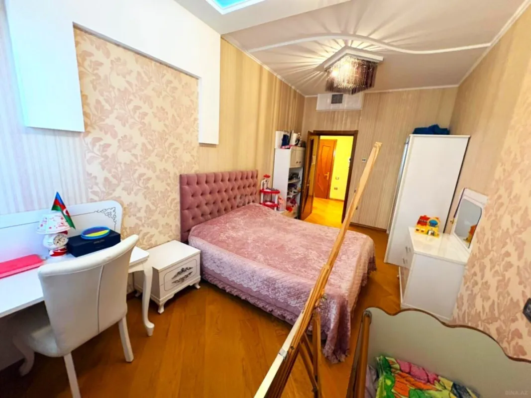 Satılır 4 otaqlı mənzil 180 m²