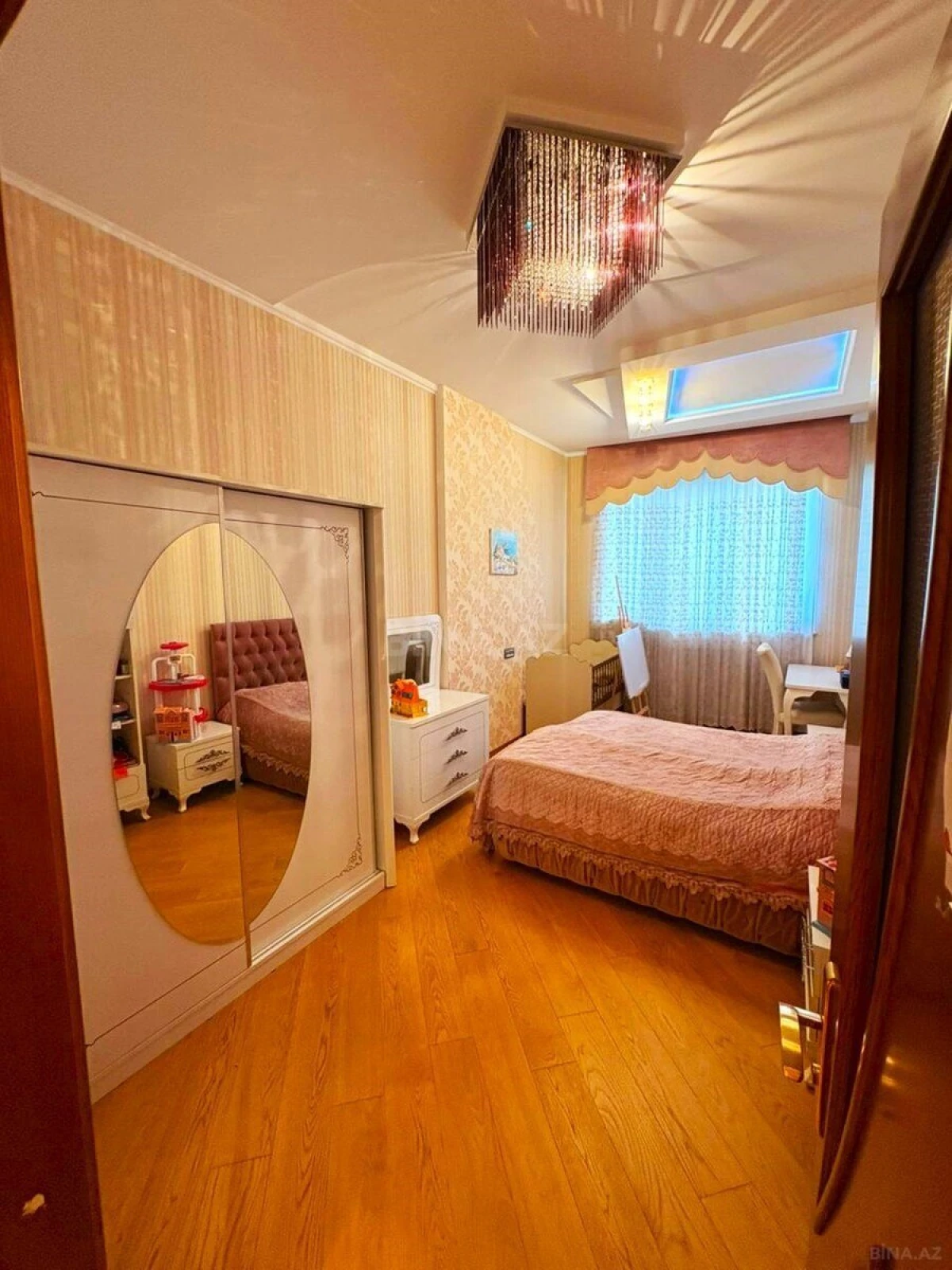 Satılır 4 otaqlı mənzil 180 m²