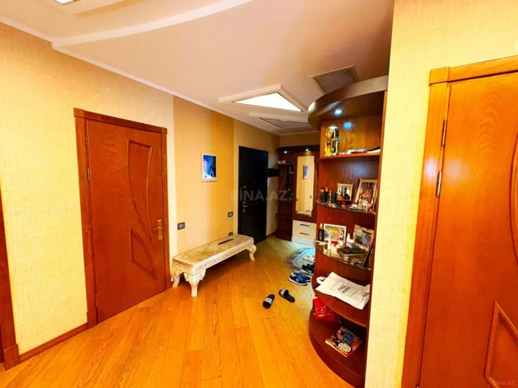 Satılır 4 otaqlı mənzil 180 m²