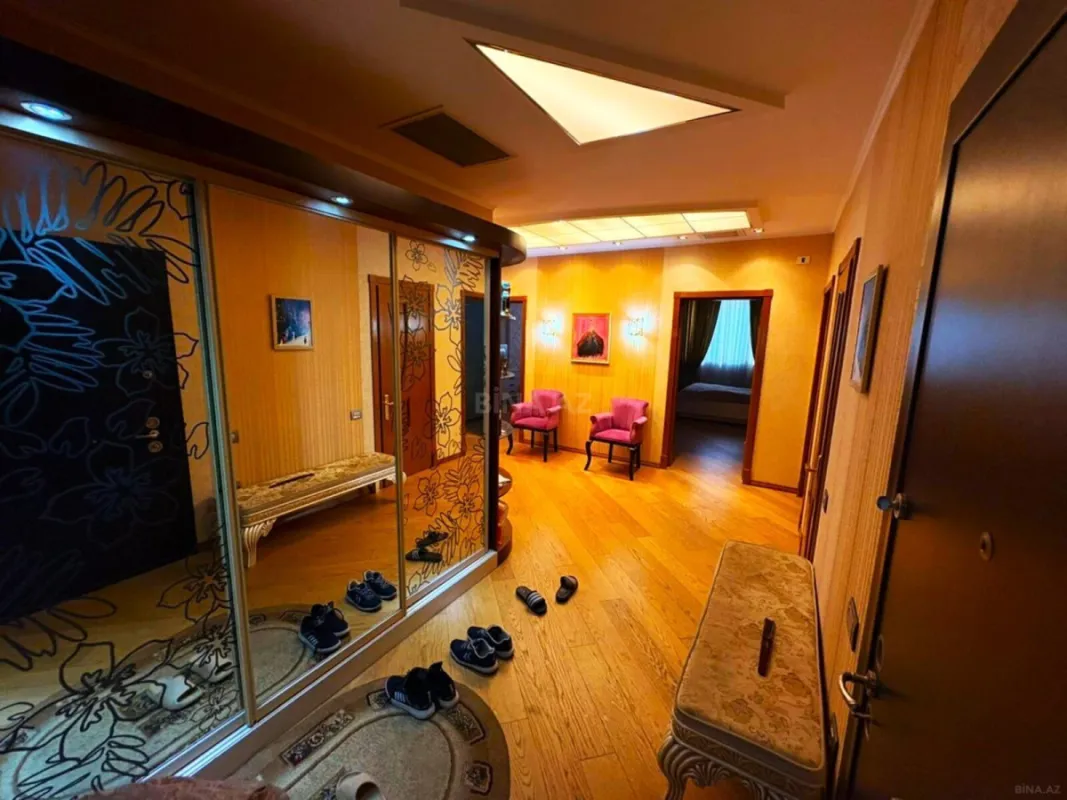 Satılır 4 otaqlı mənzil 180 m²