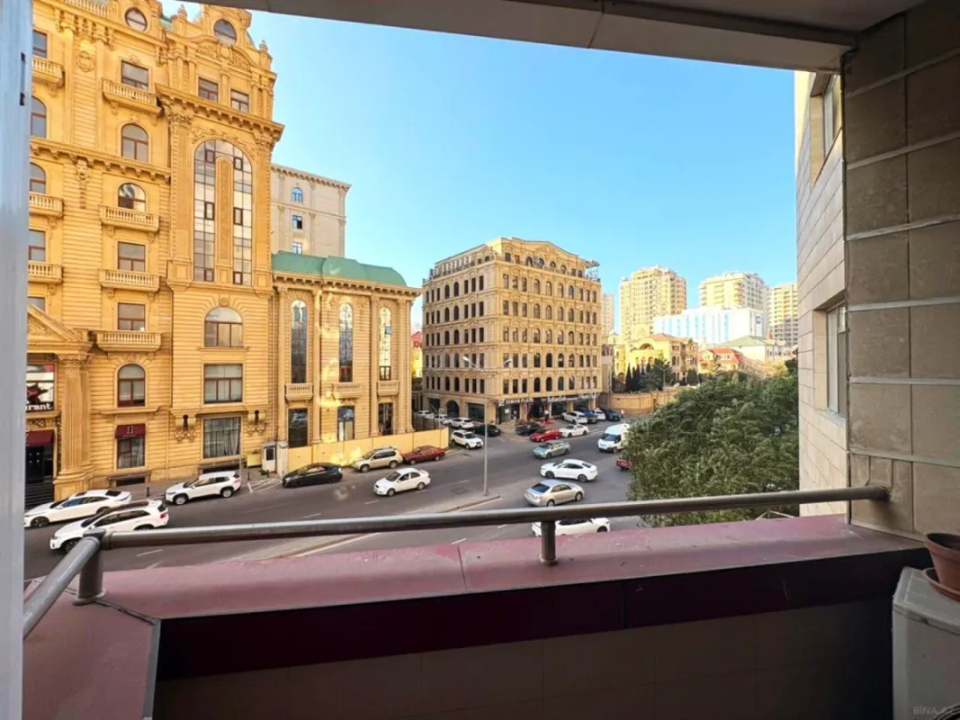 Satılır 4 otaqlı mənzil 180 m²