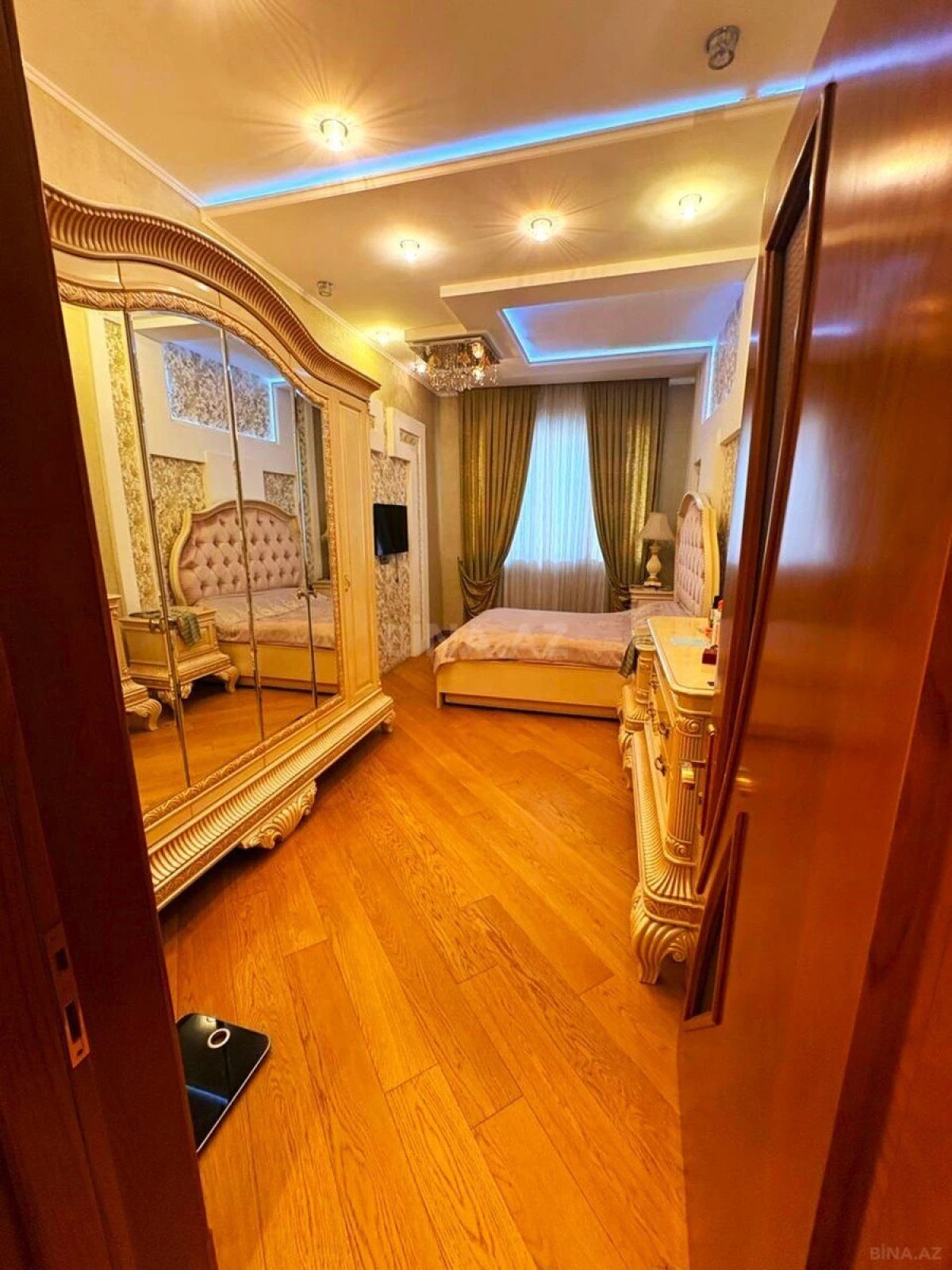 Satılır 4 otaqlı mənzil 180 m²