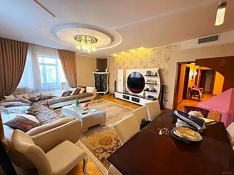 Satılır 4 otaqlı mənzil 180 m²